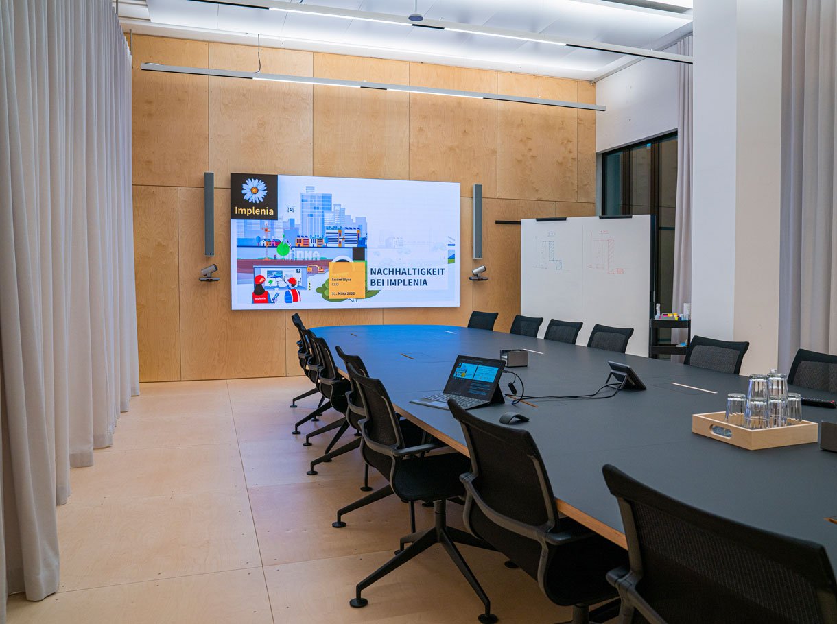 Sitzungszimmer mit Mobiliar und Präsentationstechnik
