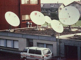 Kilchenmann Geschichte 1970 zeigt Satellitenschüsseln auf Dach