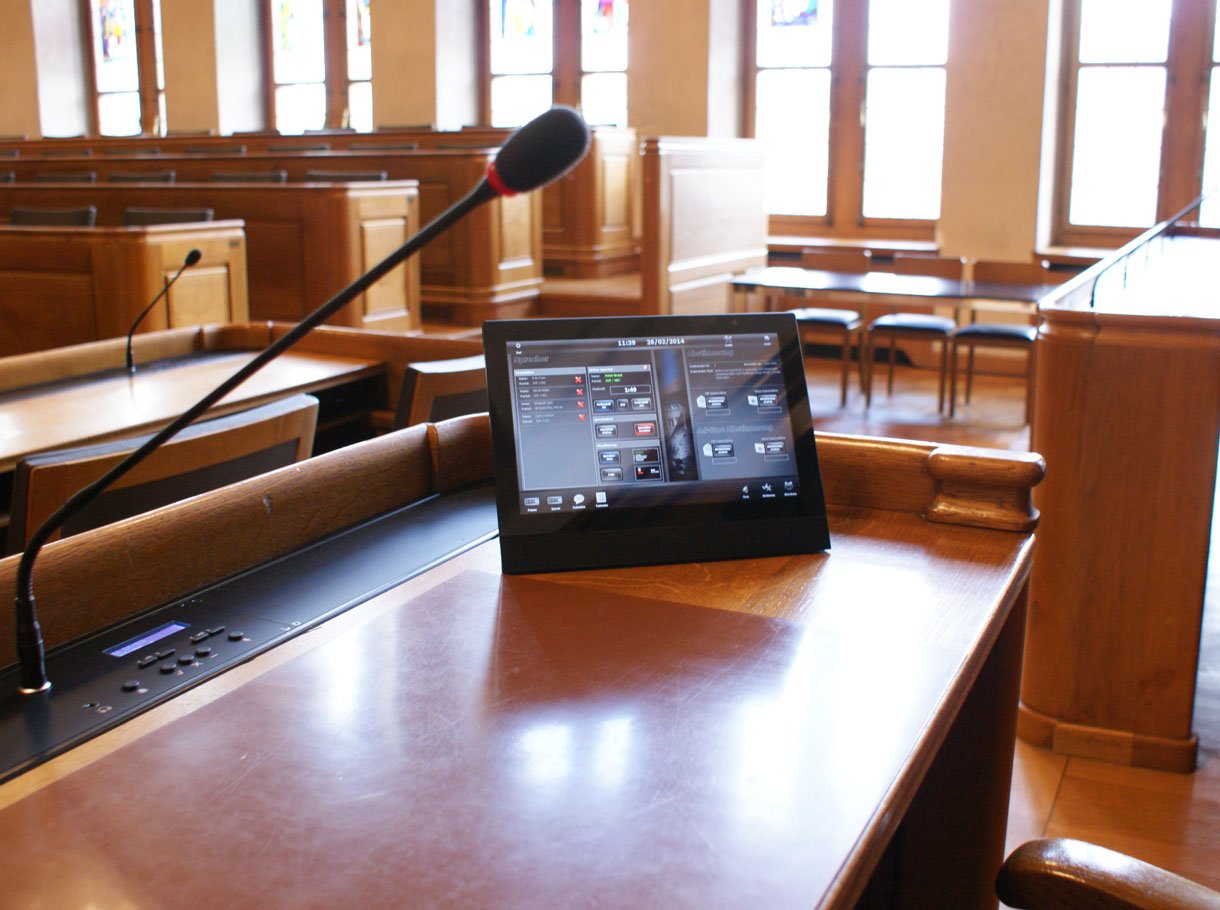 Referenzbild Rathaus Bern, Mikrofon und Touchpanel