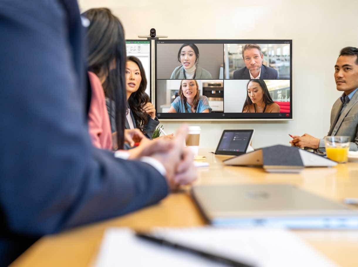 Microsoft Teams Room Meetingraum mit einer Gruppe