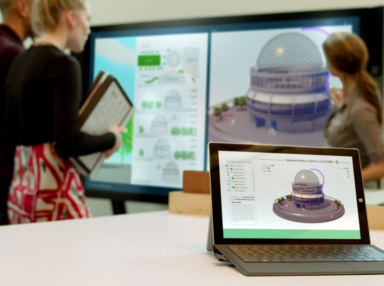 Architekten vor Microsoft Surface Hub