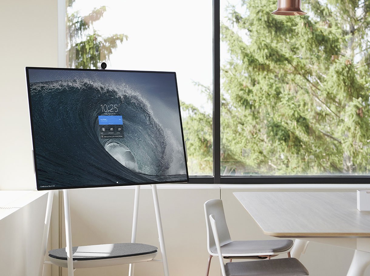 Microsoft Surface Hub 2 auf Standfuss in einem hellen Sitzungszimmer